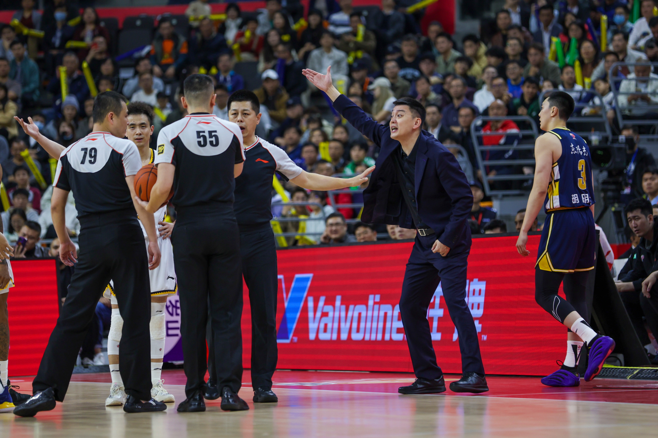 包含转会期广厦男篮备战足总杯，远射贴柱细节曝光，信心回归，更衣室氛围转暖的词条